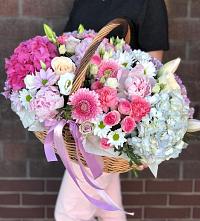 Композиция солнечный день в Жуковской Цветочная композиция из Розы, Хризантемы, Пионы и Лизиантусы в корзине в Жуковской