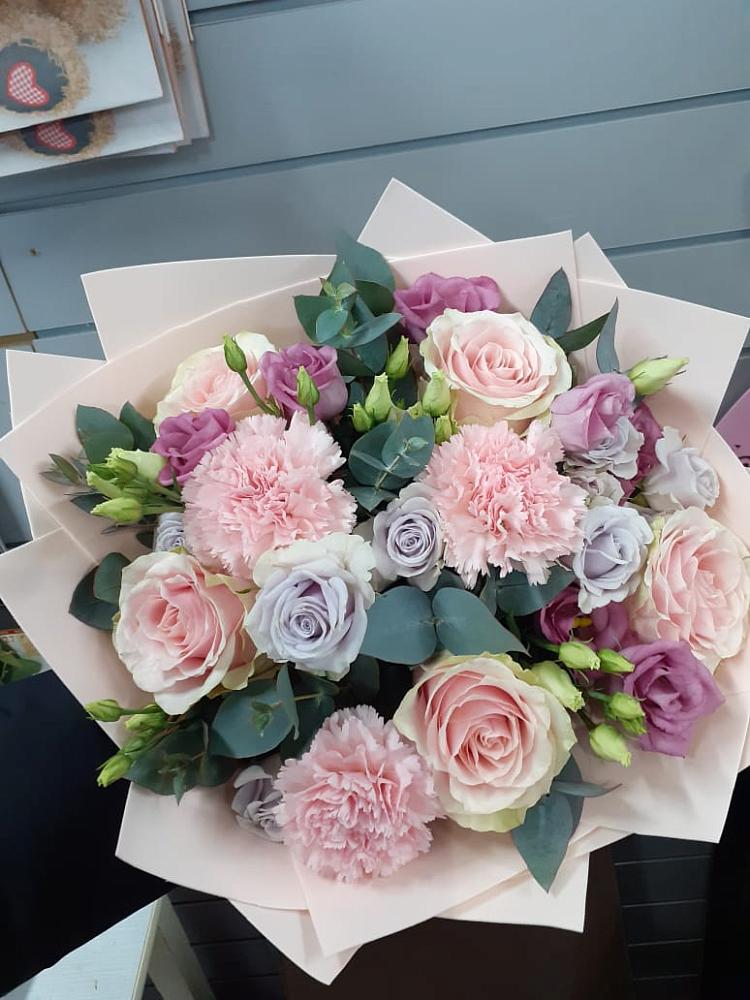 Букет цветов из: Розы, Гвоздики и Лизиантусы в Жуковской